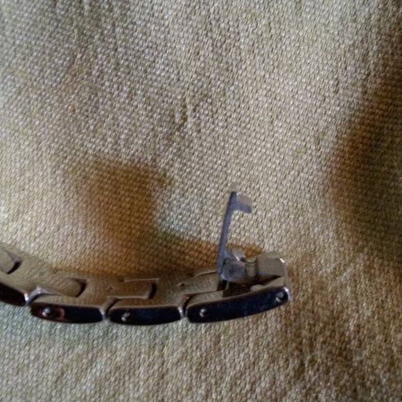 FOSSIL WATCH WILL NEED NEW BATTERY - Picture 3 of 3